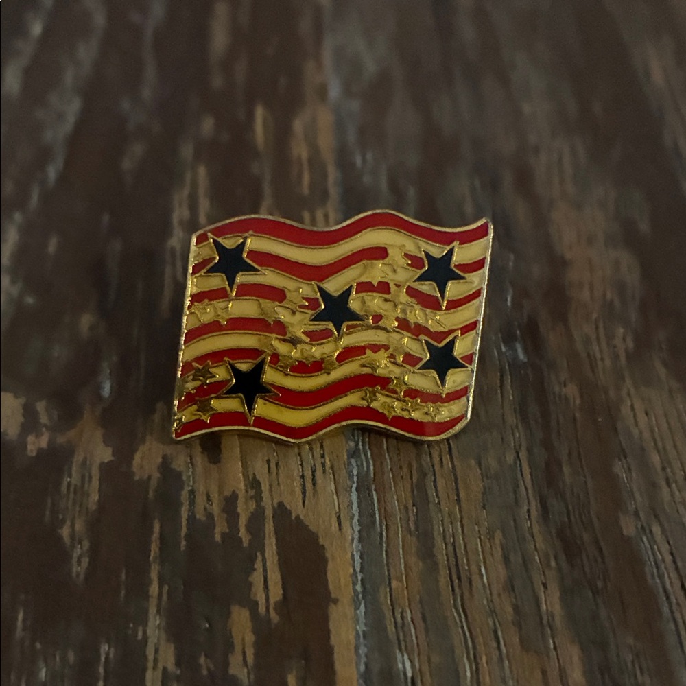 Patriotic USA Flag and Star Pins - Picture 2 of 6